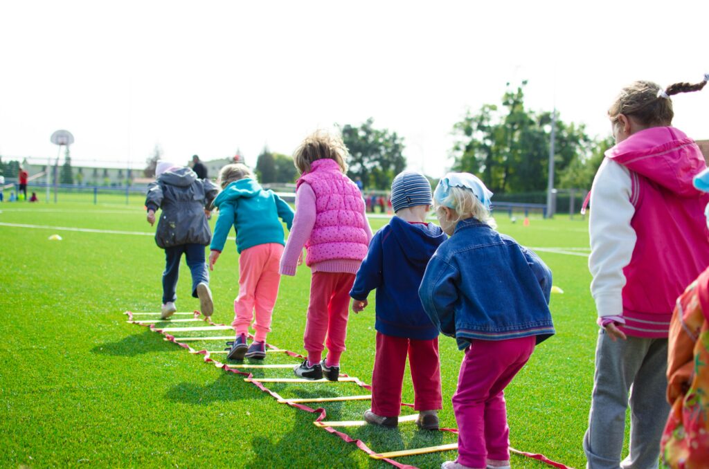 Kinderen die samen buiten bewegen tijdens een lesactiviteit